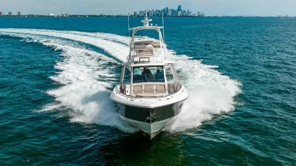 Slide: The Image of Boston Whaler 420 Outrage Seakeeper 2018 - 1