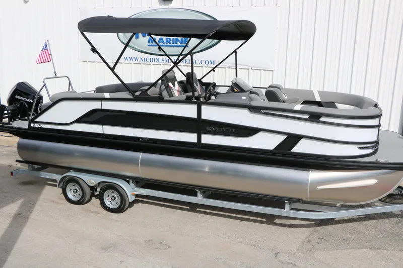 Slide: The Image of Evotti 723 QL Tri Toon 2026 on trailer, side view. - 16