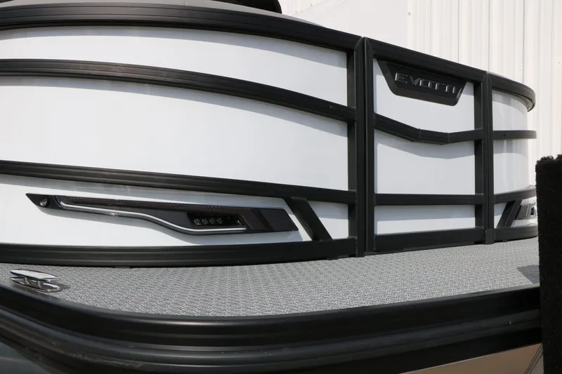 Slide: The Image of Evotti 723 QL Tri Toon 2026, modern design, close-up view. - 4