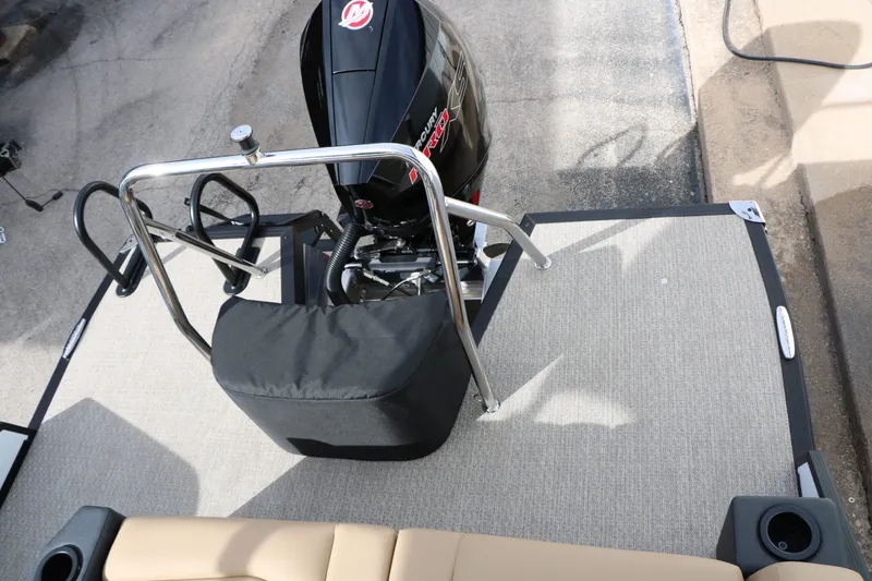 Slide: The Image of Evotti 523 CS Tri Toon 2026 with outboard motor. - 31