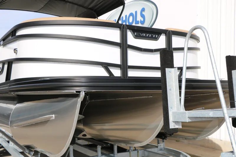 Slide: The Image of Evotti 523 CS Tri Toon 2026 on a boat trailer. - 4