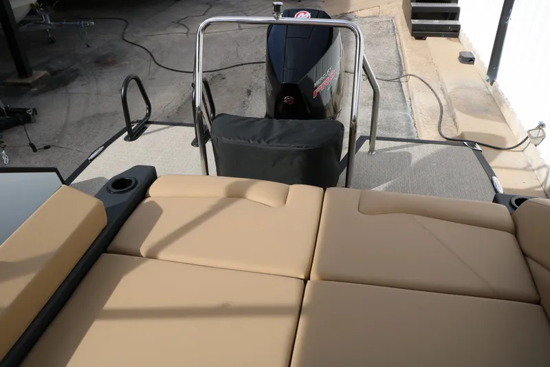 Slide: The Image of Evotti 523 CS Tri Toon 2026 with beige upholstery and motor. - 42