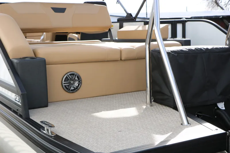 Slide: The Image of Evotti 523 CS Tri Toon 2026 with beige seating area. - 7