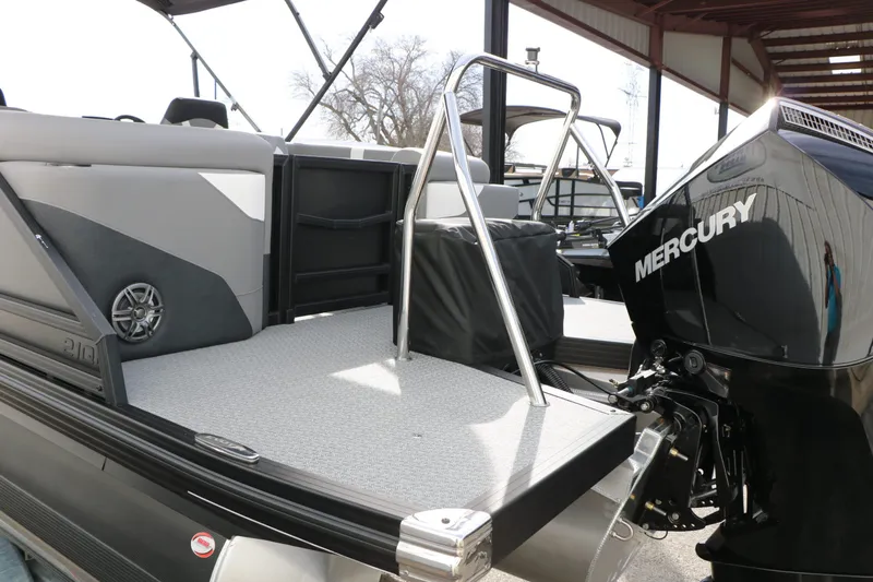 Slide: The Image of Evotti 521 QL Tri Toon 2026 with Mercury engine, interior view. - 16