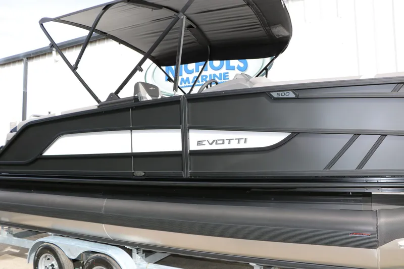 Slide: The Image of Evotti 521 QL Tri Toon 2026, black design, on trailer. - 19