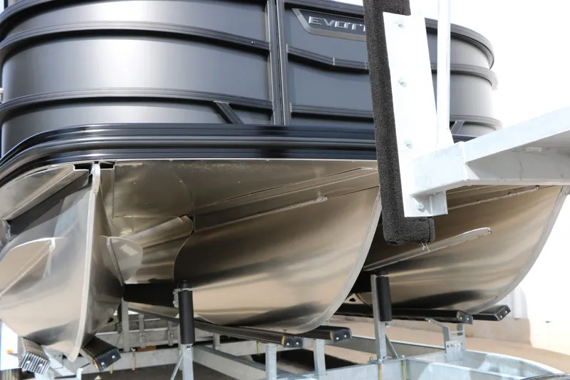 Slide: The Image of Evotti 521 QL Tri Toon 2026 on trailer, detailed view. - 21