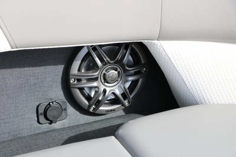 Slide: The Image of Speaker in Evotti 521 QL Tri Toon 2026 boat. - 44