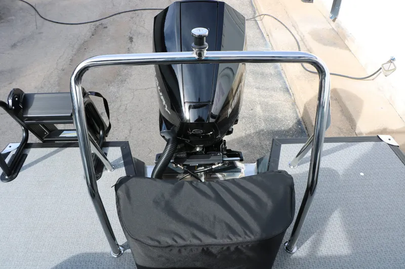 Slide: The Image of Evotti 521 QL Tri Toon 2026 with outboard motor. - 46
