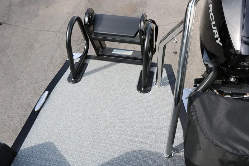 Slide: The Image of Evotti 521 QL Tri Toon 2026 with motor and ladder. - 47