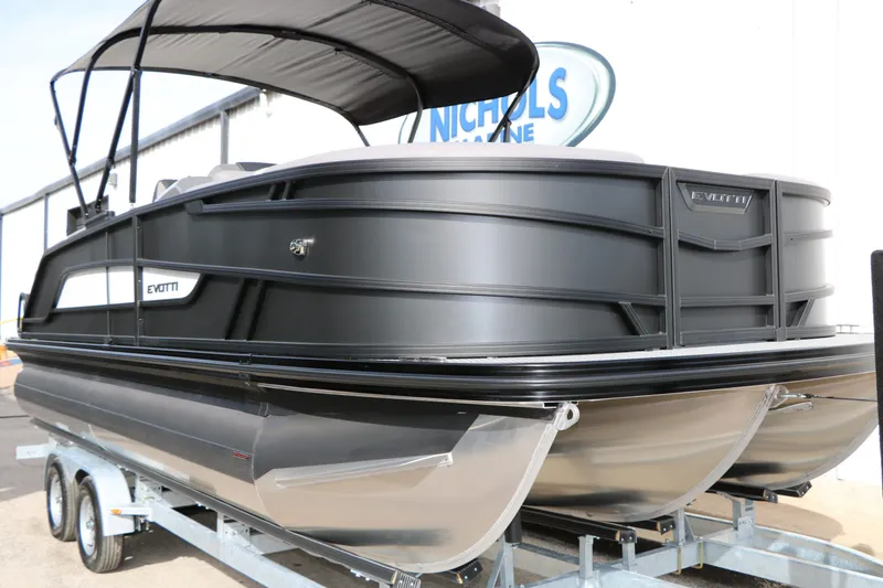 Slide: The Image of Evotti 521 QL Tri Toon 2026 on trailer, side view. - 6