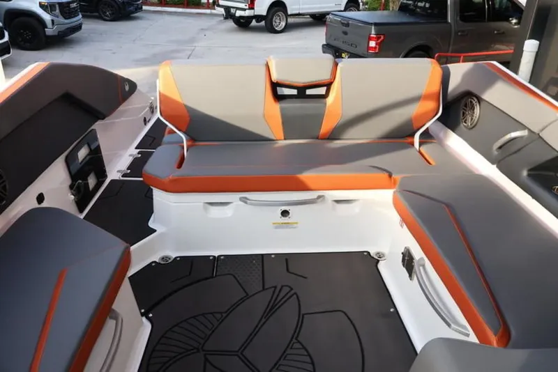 Slide: The Image of Scarab 285 LX 2026 - 14