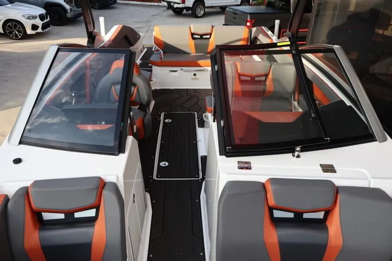 Slide: The Image of Scarab 285 LX 2026 - 8