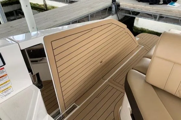 Slide: The Image of Sea Ray 400 SLX 2020 - 9