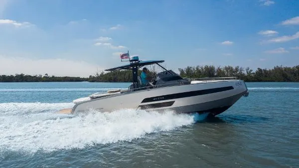 Slide: The Image of Invictus 370 GT 2018 - 1