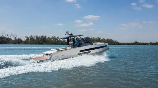 Slide: The Image of Invictus 370 GT 2018 - 2