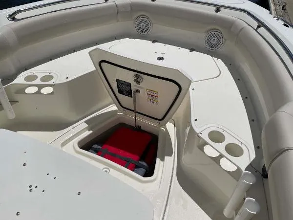 Slide: The Image of Boston Whaler 230 Outrage 2021 - 9