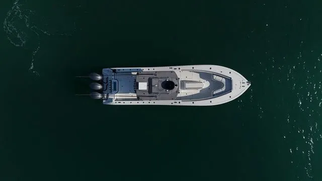 Slide: The Image of Yellowfin 36 Offshore 2023 - 13