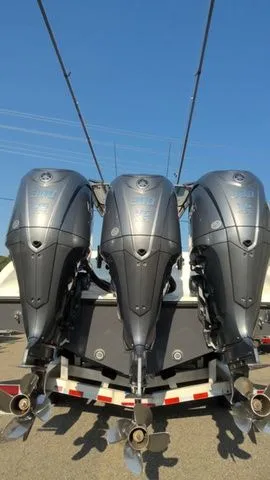 Slide: The Image of Yellowfin 36 Offshore 2023 - 16