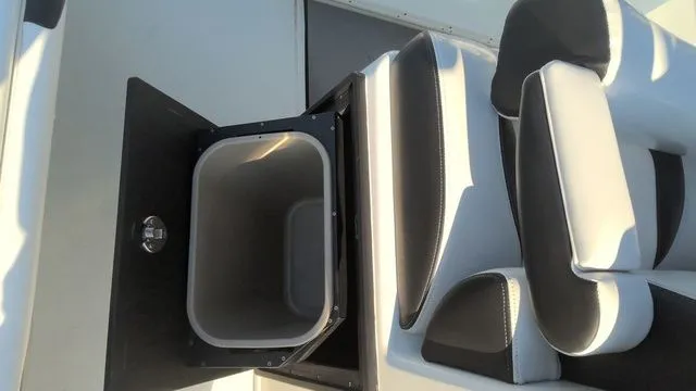 Slide: The Image of Yellowfin 36 Offshore 2023 - 30