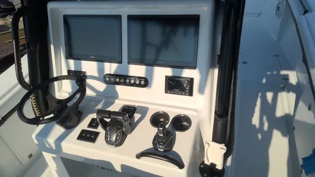 Slide: The Image of Yellowfin 36 Offshore 2023 - 33