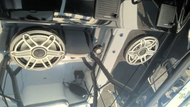 Slide: The Image of Yellowfin 36 Offshore 2023 - 35