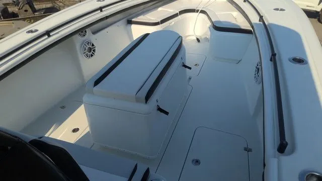 Slide: The Image of Yellowfin 36 Offshore 2023 - 38