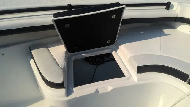 Slide: The Image of Yellowfin 36 Offshore 2023 - 43