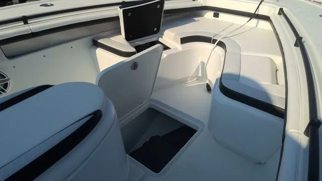 Slide: The Image of Yellowfin 36 Offshore 2023 - 44