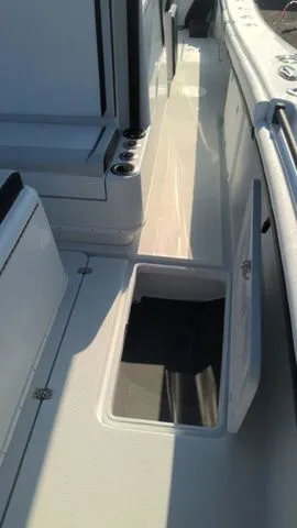 Slide: The Image of Yellowfin 36 Offshore 2023 - 45