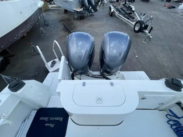 Slide: The Image of Contender 35 Express Side Console 1995 - 8