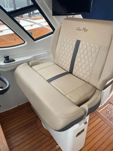 Slide: The Image of Sea Ray 350 Sundancer Coupe 2017 - 7