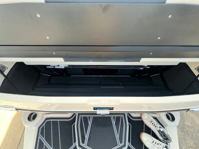 Slide: The Image of Tigé Ultré 25ZX 2026 - 11