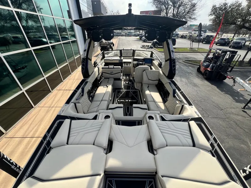 Slide: The Image of Tigé Ultré 25ZX 2026 - 12