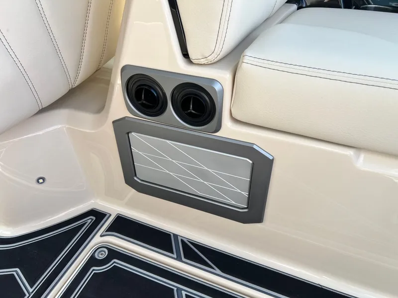 Slide: The Image of Tigé Ultré 25ZX 2026 - 17