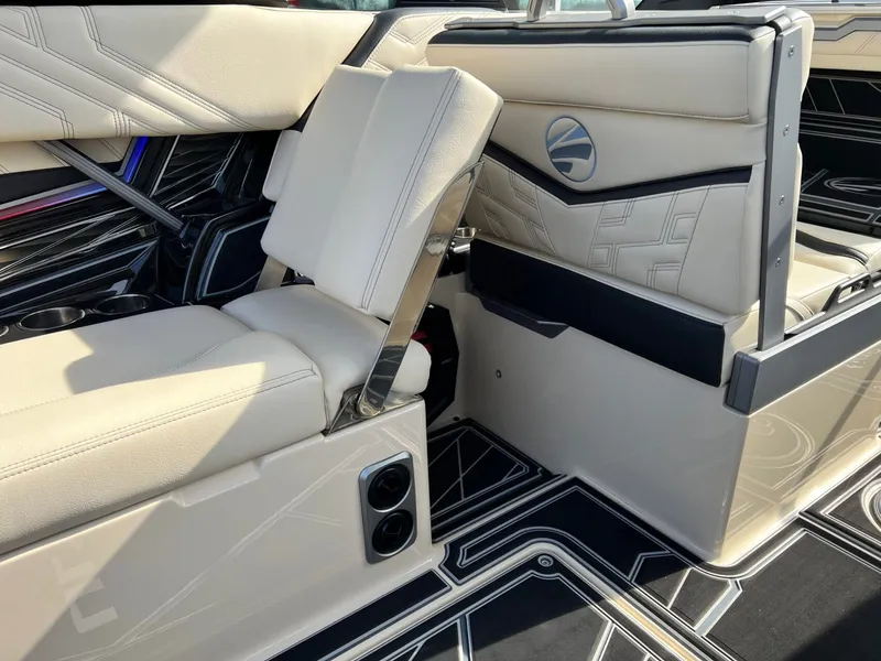 Slide: The Image of Tigé Ultré 25ZX 2026 - 18