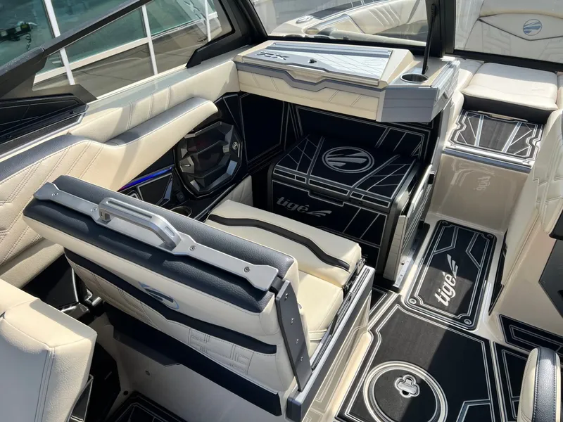 Slide: The Image of Tigé Ultré 25ZX 2026 - 20