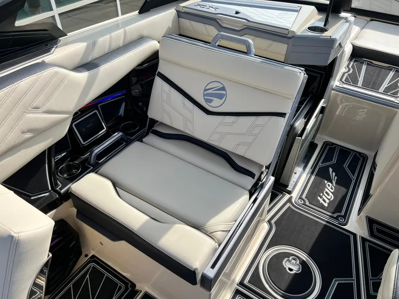 Slide: The Image of Tigé Ultré 25ZX 2026 - 21