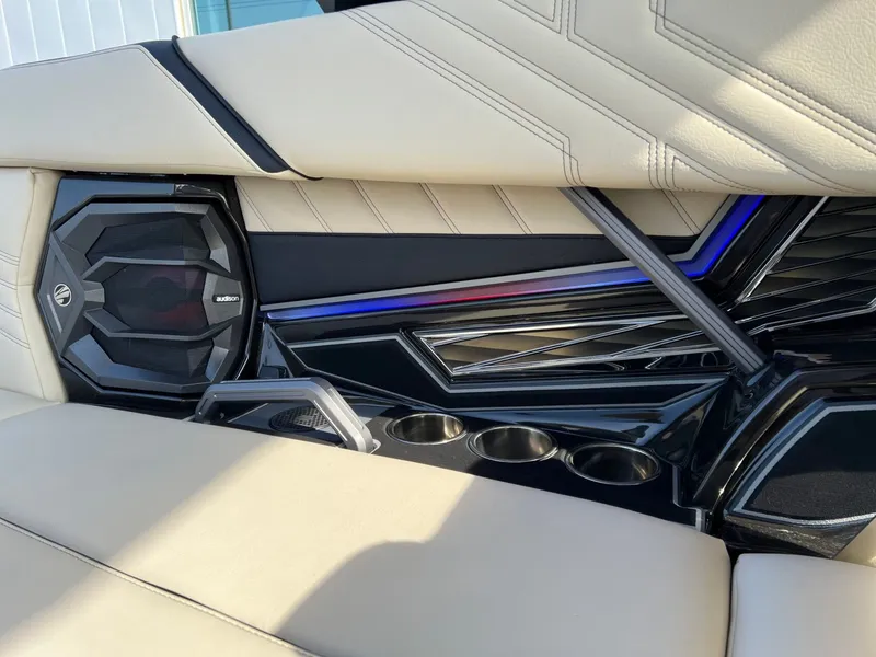 Slide: The Image of Tigé Ultré 25ZX 2026 - 22