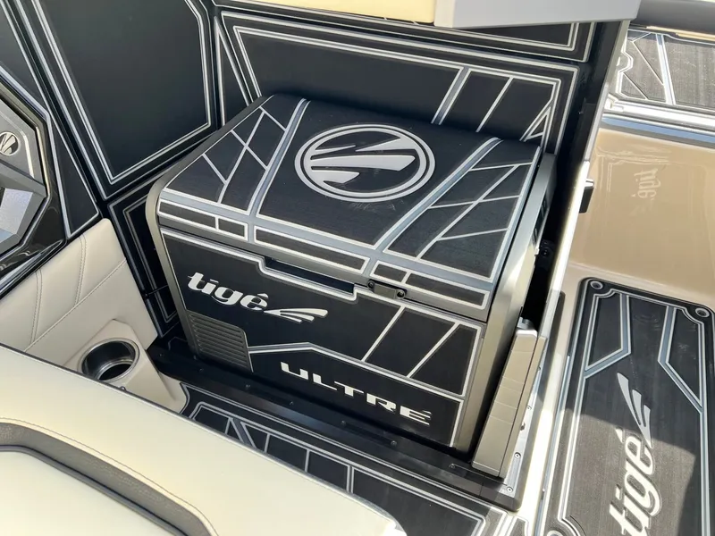 Slide: The Image of Tigé Ultré 25ZX 2026 - 24