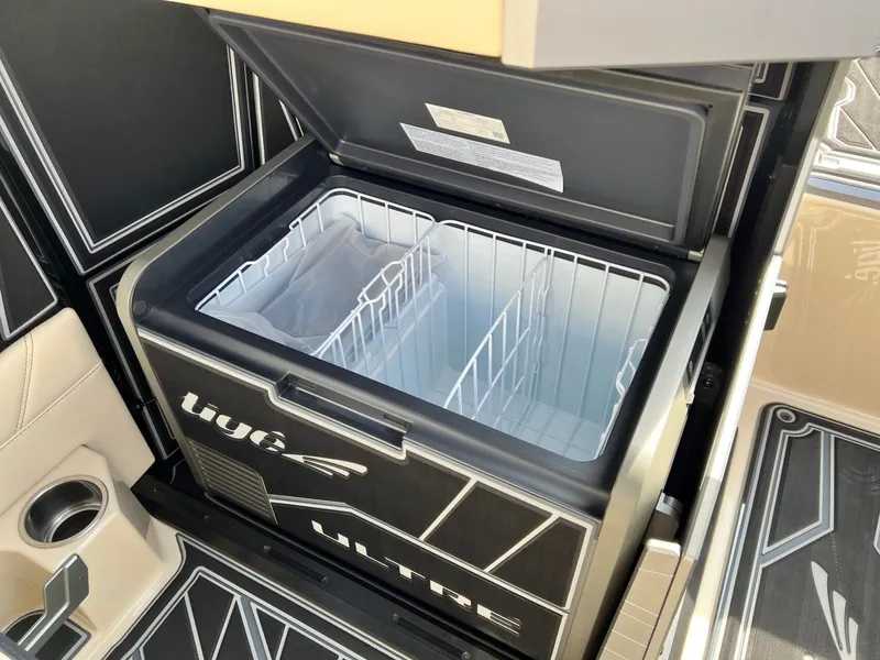 Slide: The Image of Tigé Ultré 25ZX 2026 - 25