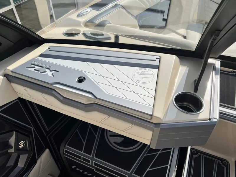 Slide: The Image of Tigé Ultré 25ZX 2026 - 26