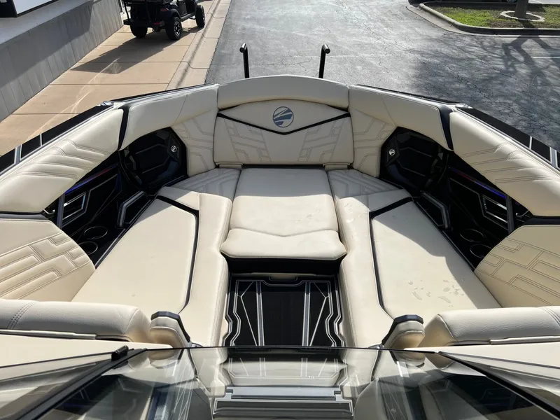 Slide: The Image of Tigé Ultré 25ZX 2026 - 33