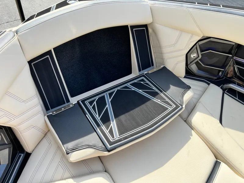 Slide: The Image of Tigé Ultré 25ZX 2026 - 37