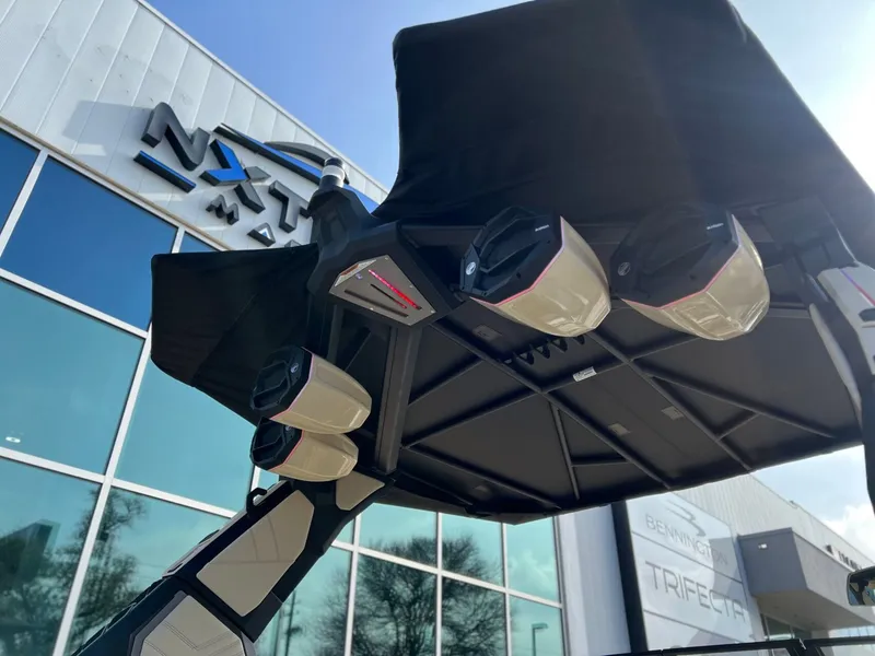 Slide: The Image of Tigé Ultré 25ZX 2026 - 9