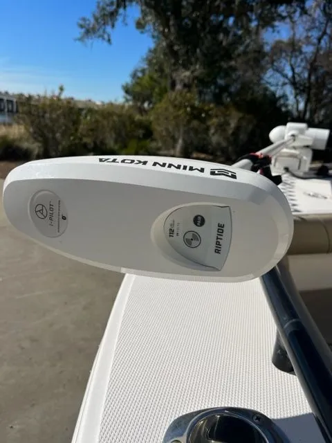 Slide: The Image of Minn Kota Riptide on Everglades 253 Center Console, 2019. - 11