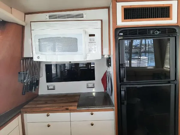 Slide: The Image of Bayliner 4788 Pilot House Motoryacht 1999 - 10