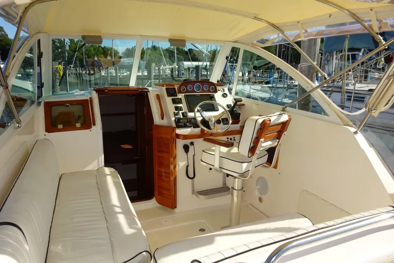 Slide: The Image of 2007 Hunt Yachts Surfhunter 29 interior with helm, seating, and controls. - 31