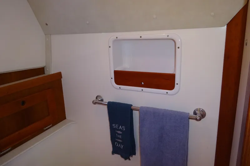 Slide: The Image of Interior of 2007 Hunt Yachts Surfhunter 29 with towel rack and storage compartment. - 51