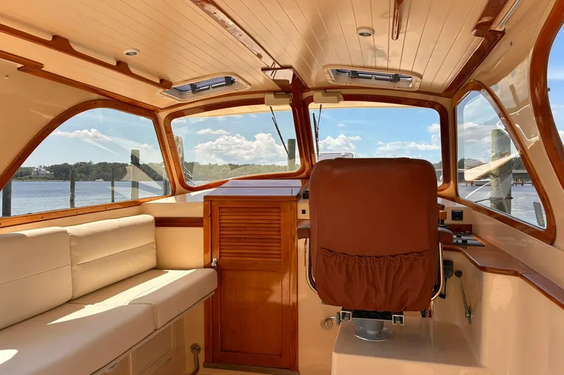 Slide: The Image of Interior of 1995 Hinckley Picnic Boat 36 Classic. - 22