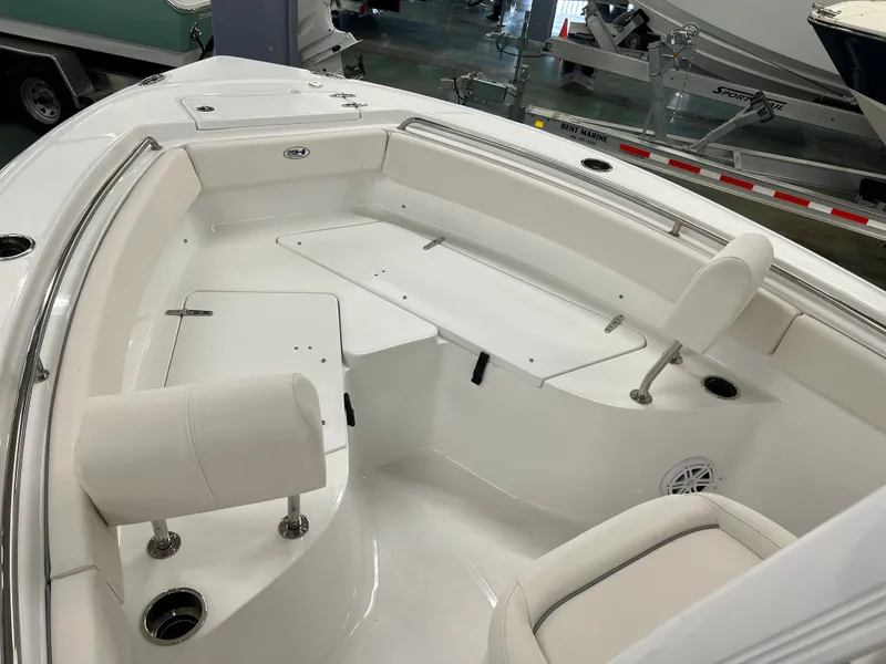 Slide: The Image of Sea Hunt Ultra 219 2026 - 12